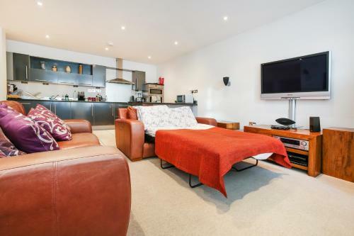 Central Modern Apartment With Parking