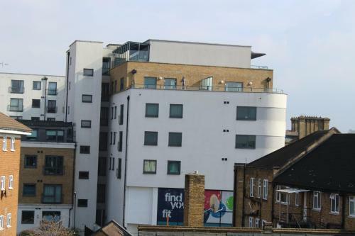 Continental Apartment In West Ealing