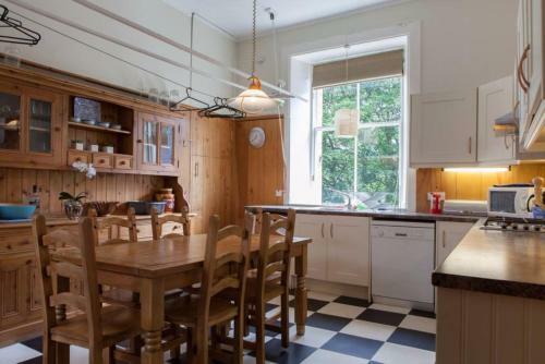 4 Bedroom Apartment Just Off The Meadows Sleeps 10