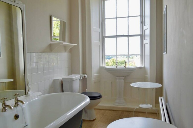 4 Bedroom Clock Tower Apartment In Edinburgh