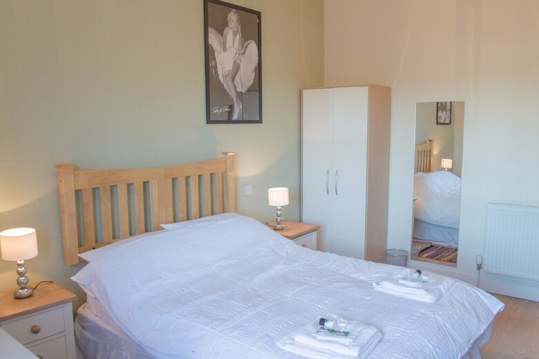 1 Bedroom Apartment Overlooking Park