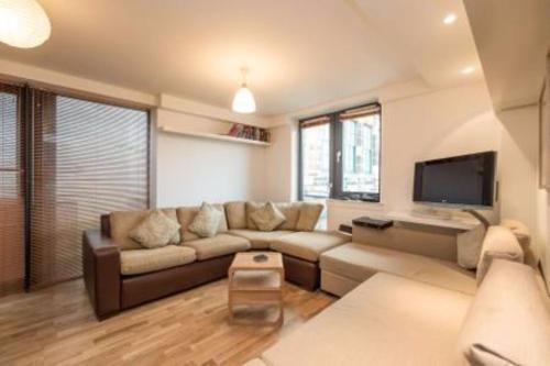 2 Bedroom Apartment In Pleasance Accommodates 4