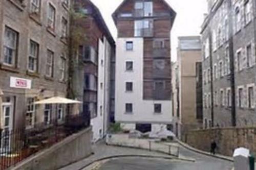 2 Bedroom Apartment In Pleasance Accommodates 4