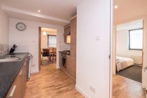 2 Bedroom Apartment In Pleasance Accommodates 4