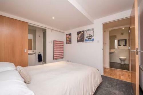 2 Bedroom Apartment In Pleasance Accommodates 4