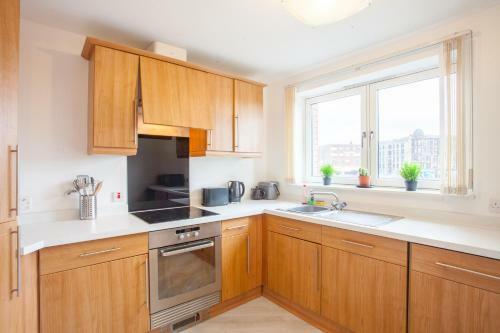 Bright And Modern 2 Bedroom City Apartment