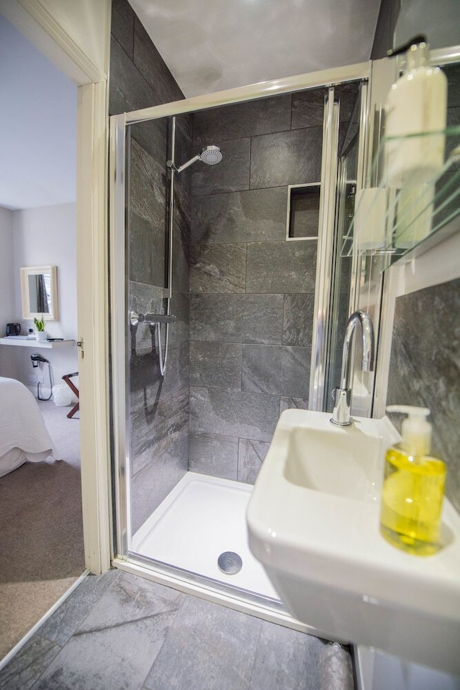 Hostal Chestnut Villa