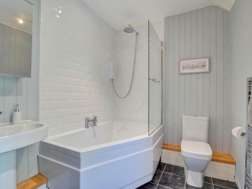 Restful Holiday Home In Glandwr Near River