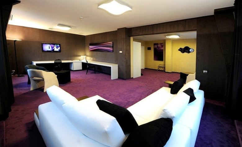 Plaza V Hotel