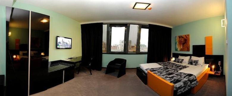 Plaza V Hotel