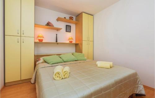 Two-bedroom Apartment In Karlobag