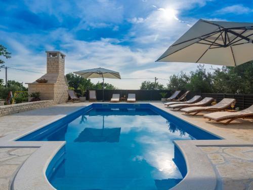 Gorgeous Villa In Lisicic By The Forest