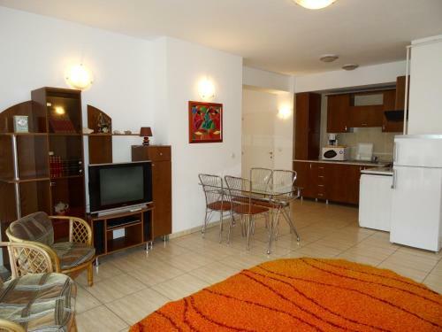 Club Topaz Apartments