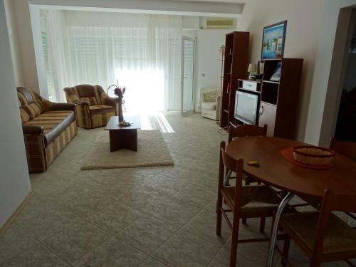 Club Topaz Apartments