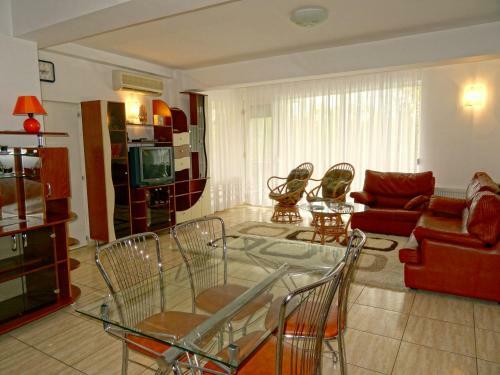 Club Topaz Apartments