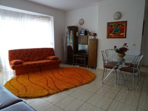 Club Topaz Apartments
