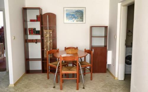 Club Topaz Apartments