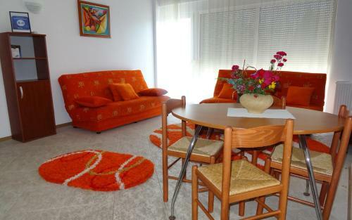 Club Topaz Apartments