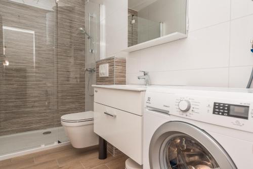 Adris, Modern & Spacious Apartment For 6