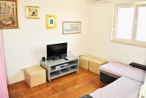 Apartments By The Sea Omis - 2822