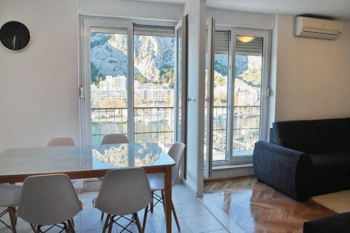 Apartments By The Sea Omis - 2822