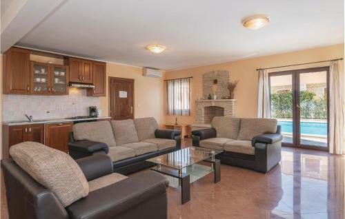 Four-bedroom Holiday Home In Orihi