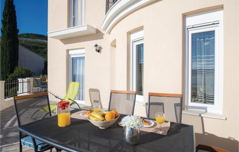 One-bedroom Apartment In Komarna