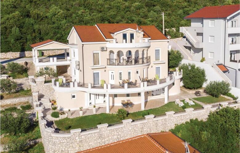 One-bedroom Apartment In Komarna