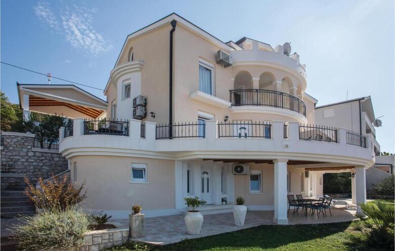 One-bedroom Apartment In Komarna