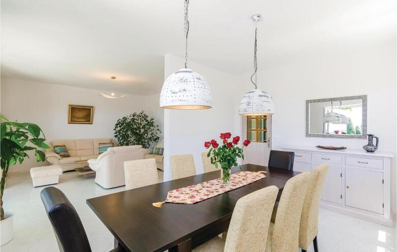 Three-bedroom Holiday Home In Orasac