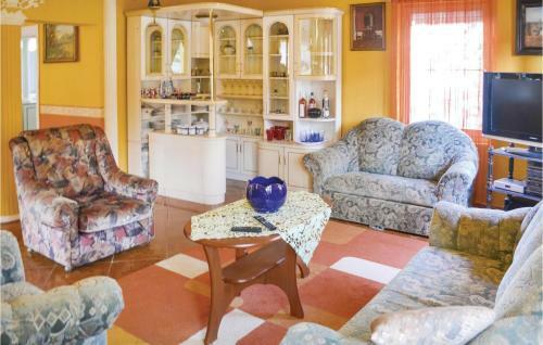 Five-bedroom Holiday Home In Balatonfoldvar