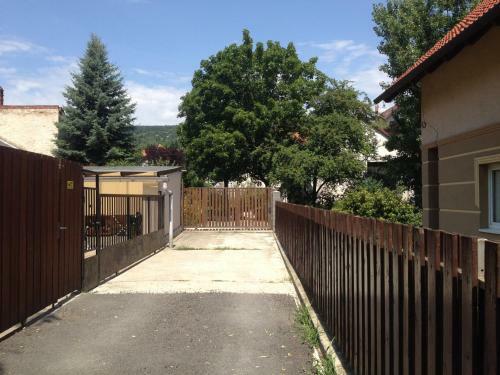 Rozs� Apartman