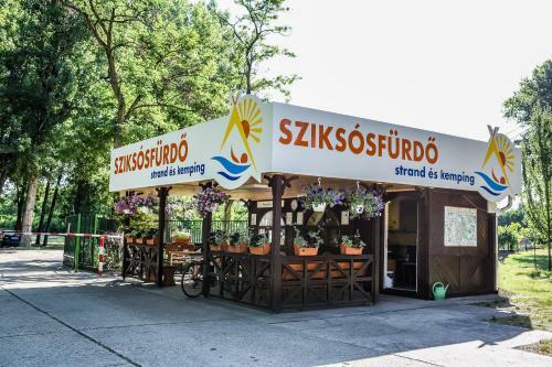 Sziks�sf�rd? Strand �s Kemping