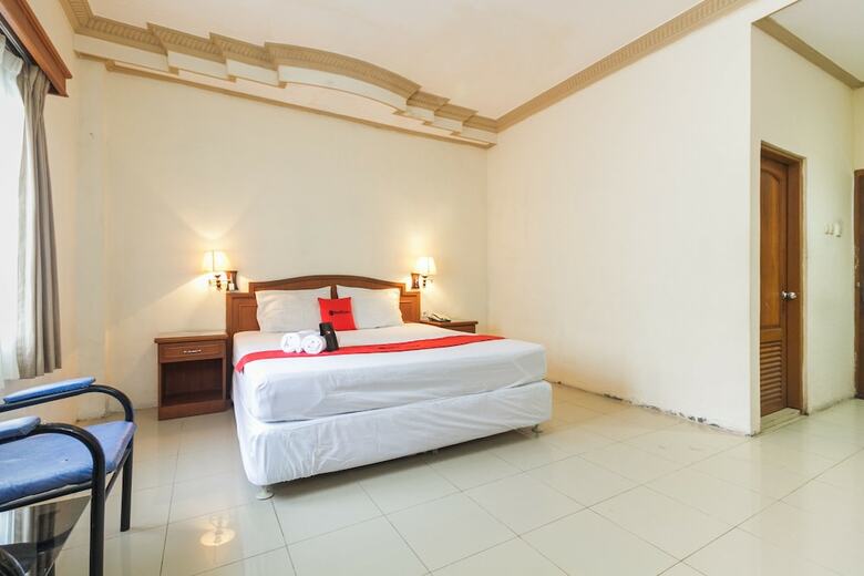 Hotel Reddoorz Plus Near Taman Siring
