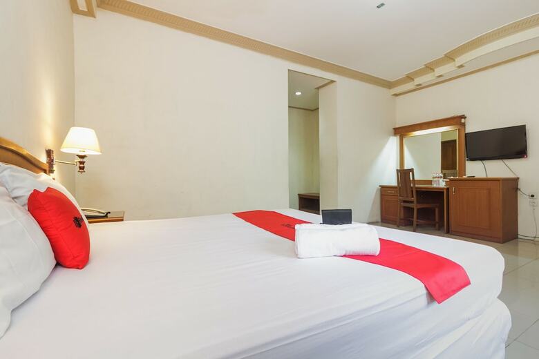 Hotel Reddoorz Plus Near Taman Siring