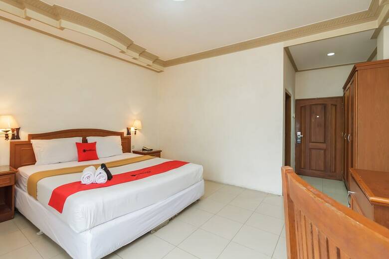 Hotel Reddoorz Plus Near Taman Siring
