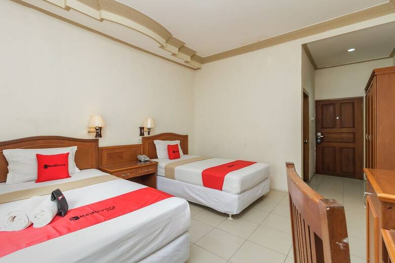 Hotel Reddoorz Plus Near Taman Siring