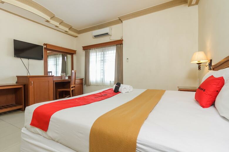 Hotel Reddoorz Plus Near Taman Siring