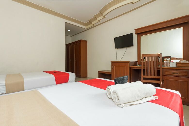 Hotel Reddoorz Plus Near Taman Siring