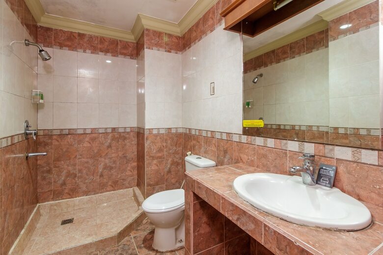 Hotel Reddoorz Plus Near Taman Siring