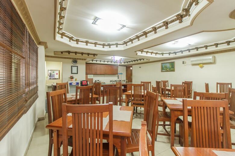 Hotel Reddoorz Plus Near Taman Siring