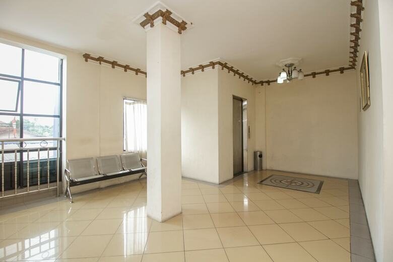 Hotel Reddoorz Plus Near Taman Siring