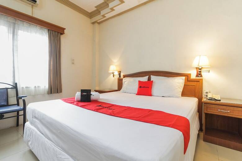 Hotel Reddoorz Plus Near Taman Siring