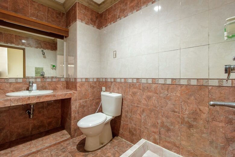 Hotel Reddoorz Plus Near Taman Siring