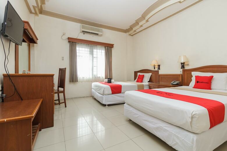 Hotel Reddoorz Plus Near Taman Siring