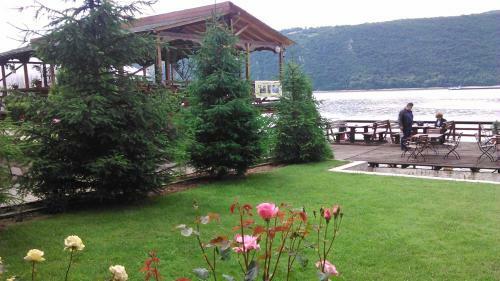 Hostal Pension La Ponton