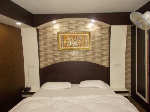 Hotel A-one Stay Near Picture Palace