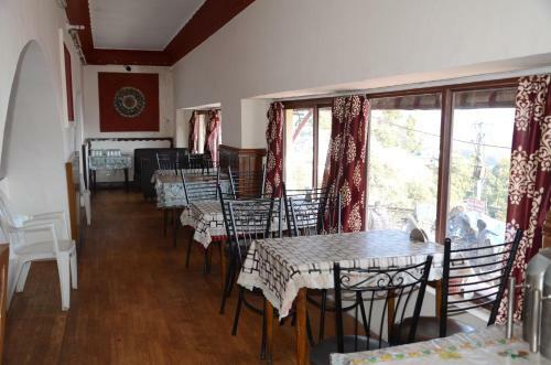 Hotel Whispering Windows