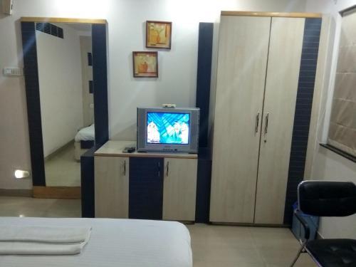 Hotel Jk Rooms 122 Shaheen-nr. Mahindra Co.-midc
