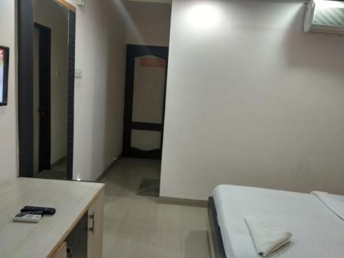 Hotel Jk Rooms 122 Shaheen-nr. Mahindra Co.-midc